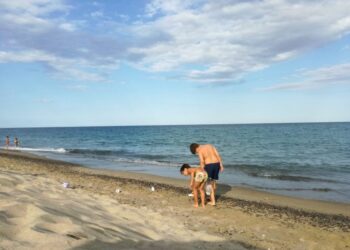 Banchetti sulla spiaggia a Ferragosto: Due bambini  hanno dato l’esempio di cosa voglia dire il “senso civico”