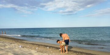 Banchetti sulla spiaggia a Ferragosto: Due bambini  hanno dato l’esempio di cosa voglia dire il “senso civico”