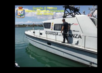Barca a Vela in avaria incagliata sugli scogli ai Laghi di Sibari, salvate sei persone dalla Guardia di Finanza
