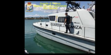 Barca a Vela in avaria incagliata sugli scogli ai Laghi di Sibari, salvate sei persone dalla Guardia di Finanza