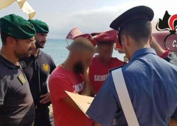 Carabinieri e Guardia di finanza sequestrano 7 lidi abusivi