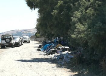 Cirò Marina: Segnalazione da una lettrice: “abbandono rifiuti sulla spiaggia zona Fego, chiedo telecamere per beccare incivili”