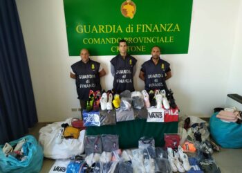 I “Baschi Verdi” della Finanza di Crotone sequestrano prodotti contraffatti al mercato del primo giovedi’ del mese