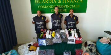 I “Baschi Verdi” della Finanza di Crotone sequestrano prodotti contraffatti al mercato del primo giovedi’ del mese