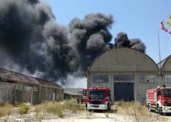 In fiamme due capannoni abbandonati a Poggio Pudano di Crotone, intervento immediato dei Vigili del Fuoco