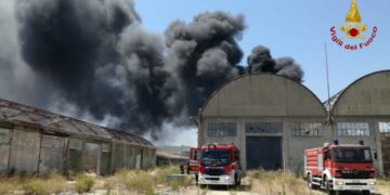 In fiamme due capannoni abbandonati a Poggio Pudano di Crotone, intervento immediato dei Vigili del Fuoco
