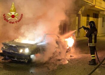 In fiamme un autovettura a Isola Capo Rizzuto, intervento immediato dei Vigili del Fuoco