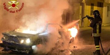 In fiamme un autovettura a Isola Capo Rizzuto, intervento immediato dei Vigili del Fuoco