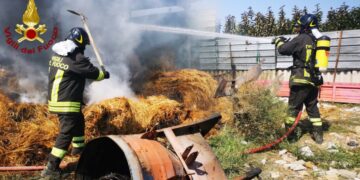 In fiamme un fienile in località Vermica a Isola Capo Rizzuto, intervenuti 10 unità del Comando Vigili del fuoco di Crotone