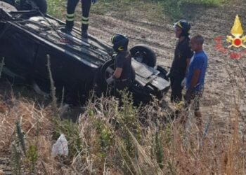 Incidente stradale sulla SS 106: auto finisce fuori strada e si ribalta, due feriti