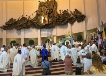 La Madonna di Czestokowa negli Stati Uniti incoronata con i nuovi diademi del maestro orafo Affidato
