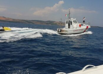 Moto d’acqua nell’area di mare riservata alla balneazione, sequestro e multa della Guardia Costiera