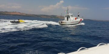 Moto d’acqua nell’area di mare riservata alla balneazione, sequestro e multa della Guardia Costiera