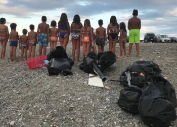 Operazione spiaggia “plastic free” al Lido Poseidon di Ciró Marina