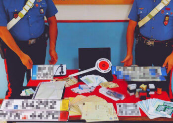 Petilia Policastro: Beccato dai Carabinieri con materiale per falsificazione di documenti e targhe auto