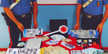 Petilia Policastro: Beccato dai Carabinieri con materiale per falsificazione di documenti e targhe auto