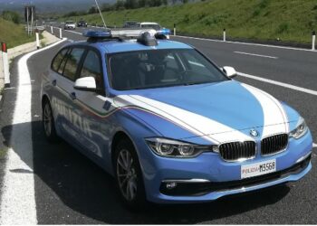 Furgone contromano sull’Autostrada A2 del Mediterraneo, la Polizia Stradale evita tragedia