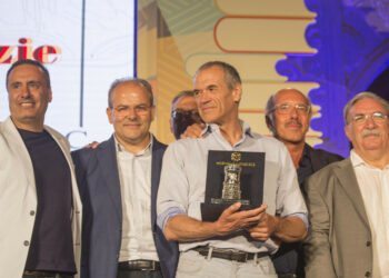 Premio Caccuri: a Carlo Cottarelli la torre d’argento di Michele Affidato