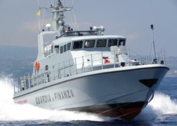 Sbarcati 55 migranti a Crotone, avvistati dalla Finanza al largo della foce del fiume Neto
