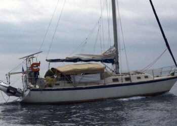 Ancora sbarchi in Calabria: 41 migranti arrivati a bordo di una barca a vela, fermati presunti scafisti