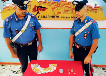 Caccuri: Sorpresi in auto due crotonesi con sostanza stupefacente, arrestati dai Carabinieri