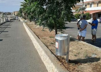 Cirò Marina: Nuovi cestini sul lungomare nord, ancora insieme per il bene cittadino associazione e imprenditore