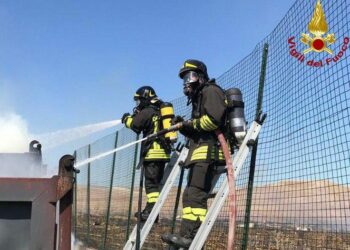 Container in fiamme in un azienda a Cutro, i Vigili del Fuoco spengono l’incendio  salvaguardando tutto ciò che era nelle vicinanze
