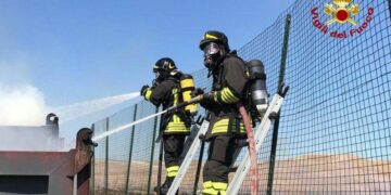 Container in fiamme in un azienda a Cutro, i Vigili del Fuoco spengono l’incendio  salvaguardando tutto ciò che era nelle vicinanze