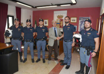 Crotone: Bimba chiusa nell’auto sotto il sole cocente, salvata dalla Polizia di Stato