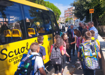 Dieci nuovi suolabus per le scuole reggine, il sindaco Falcomatà “accompagna” i bambini in classe