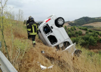 Incidente sulla strada Crotone – Cutro: auto finisce fuori strada, ferito soccorso dai Vigili del Fuoco
