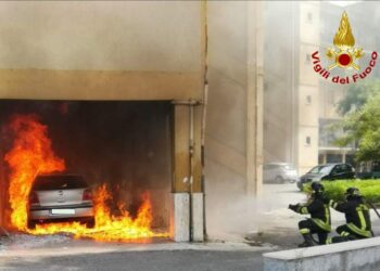 In fiamme un porticato ed un auto nel quartiere Gesù a Crotone, intervento immediato dei Vigili del Fuoco