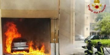 In fiamme un porticato ed un auto nel quartiere Gesù a Crotone, intervento immediato dei Vigili del Fuoco