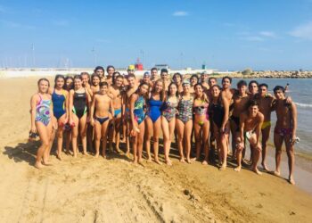 La Rari Nantes Auditore e la Kroton Nuoto si allenano in mare in attesa dell’apertura della Piscina