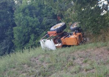 Santa Severina, si ribalta con il trattore: salvato dai Carabinieri liberi dal servizio