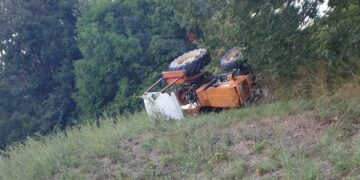 Santa Severina, si ribalta con il trattore: salvato dai Carabinieri liberi dal servizio