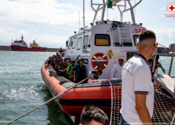 Sbarcati in mattinata 56 migranti a Crotone 7 donne e 4 minori, intercettati a largo di Le Castella