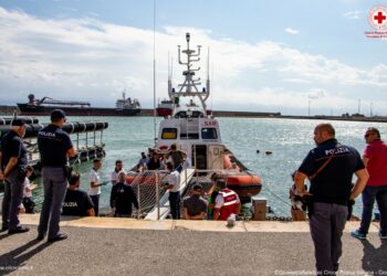Sbarcati in mattinata 56 migranti a Crotone 7 donne e 4 minori, intercettati a largo di Le Castella