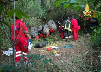 Si ribalta il trattore e rimane schiacciato, muore 54enne