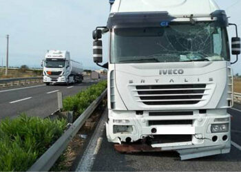 Tragedia sfiorata sulla SS106, Tir contromano si scontra con un Autocarro