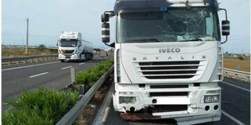 Tragedia sfiorata sulla SS106, Tir contromano si scontra con un Autocarro