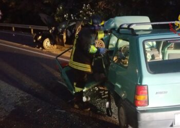 Incidente sulla SS107 tra due auto, muore 87enne incastrato nelle lamiere