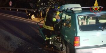 Incidente sulla SS107 tra due auto, muore 87enne incastrato nelle lamiere