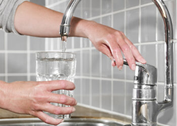 A Cotronei l’acqua, quella che esce direttamente dai rubinetti di casa è ottima. Contributo a riduzione plastica