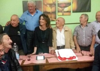 Anziani festeggiano in piazza l’inaugurazione di un nuovo B&B a Cirò