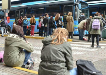 Chiediamo solo di poter andare a scuola! siamo rimasti a piedi perchè gli autisti sono in malattia