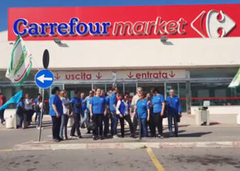 Chiude il Carrefour di Crotone, i 52 dipendenti presidiano il supermercato