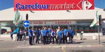 Chiude il Carrefour di Crotone, i 52 dipendenti presidiano il supermercato