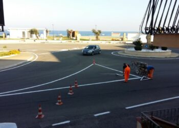 Cirò Marina: Continua la realizzazione della segnaletica orizzontale sul lungomare cittadino