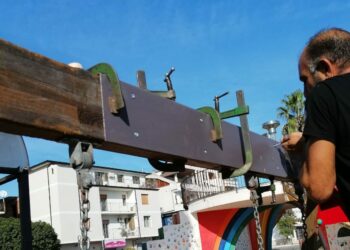 Cirò Marina: altalena rotta in Piazza Kennedy. Oggi la bella notizia, l’altalena è stata riparata dagli operai del Comune